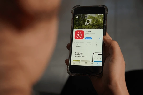 [Overview de notícias] FNRH, Airbnb e custos: o que já está mudando na rotina dos hotéis e pousadas